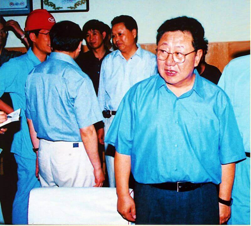 2002年6月6日，时任中共河南省委书记陈奎元（右一）到利来国际调研。