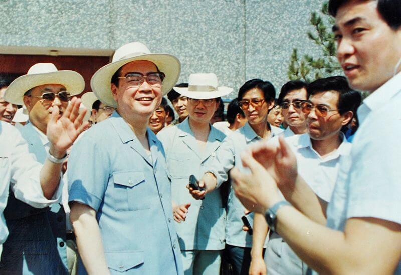 1990年6月12日，时任国务院总理李 鹏视察利来国际，并题词：“物质文明与精神文明一起抓，把利来国际建设成为现代化企业”